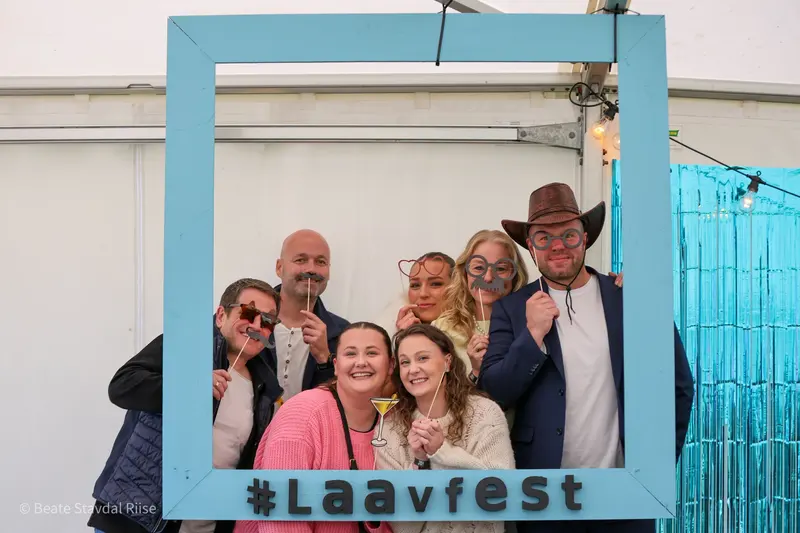 Festivalgjester i fotorammen med #laavfest