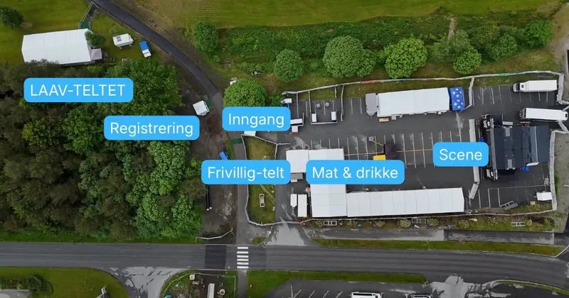 Flyfoto av festivalområdet med Laav-teltet, registrering, inngang, frivilligteltet, mat og drikke og scenen merket
