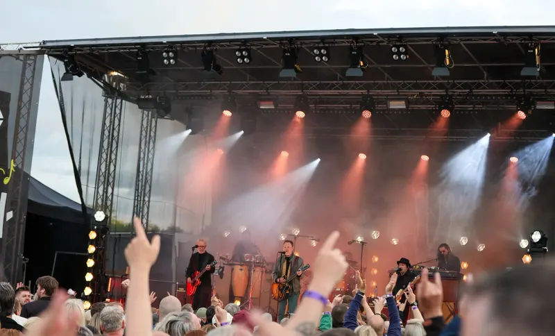 Konsert på kveldsscenen på Laavfest 2026, med lys og røyk over bandet og publikum med hendene i været